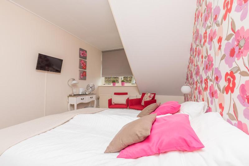 Standard Double Room image 4