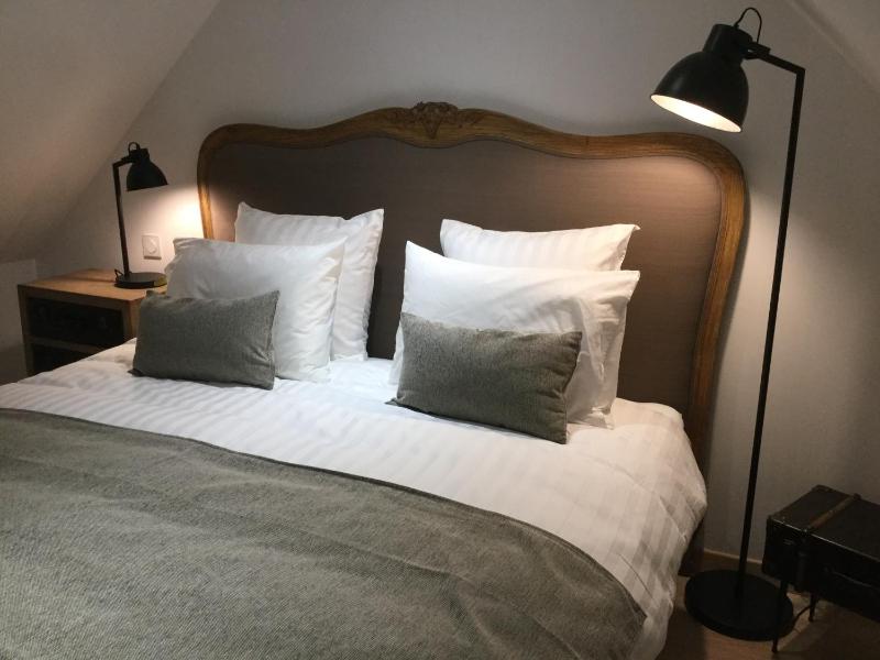 King Suite with Spa Bath image 4