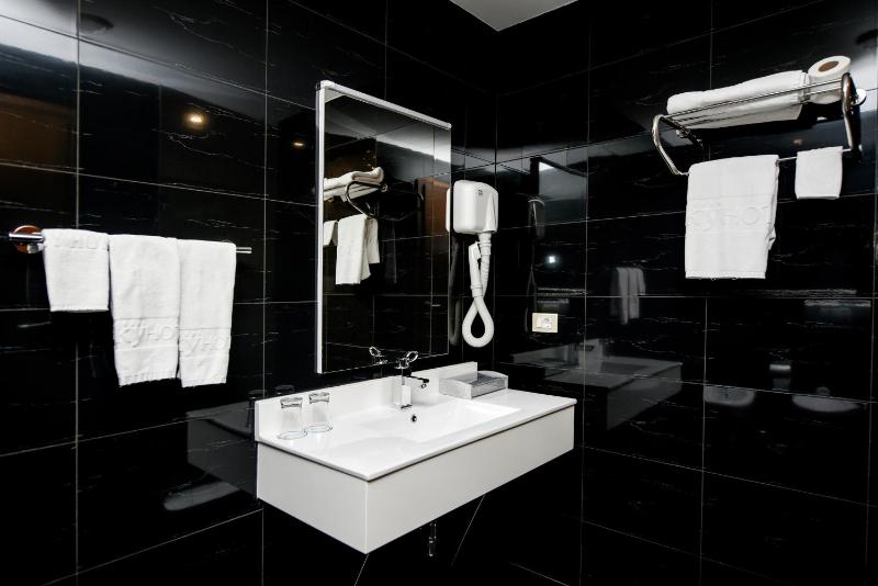 Sky Hotel Tirana - image 3