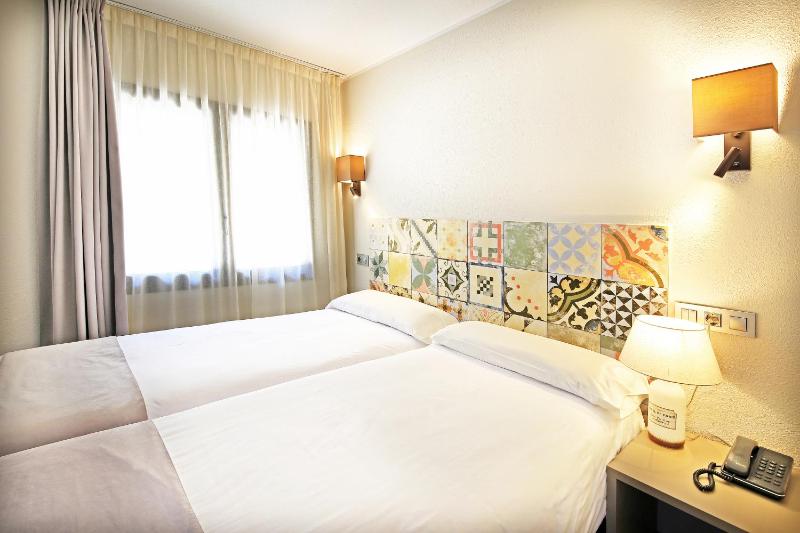 Twin Room image 3