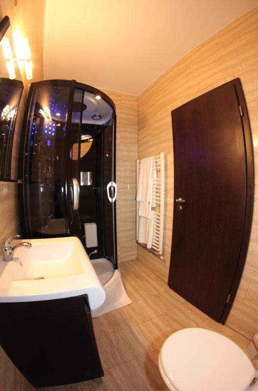 Twin Room image 4