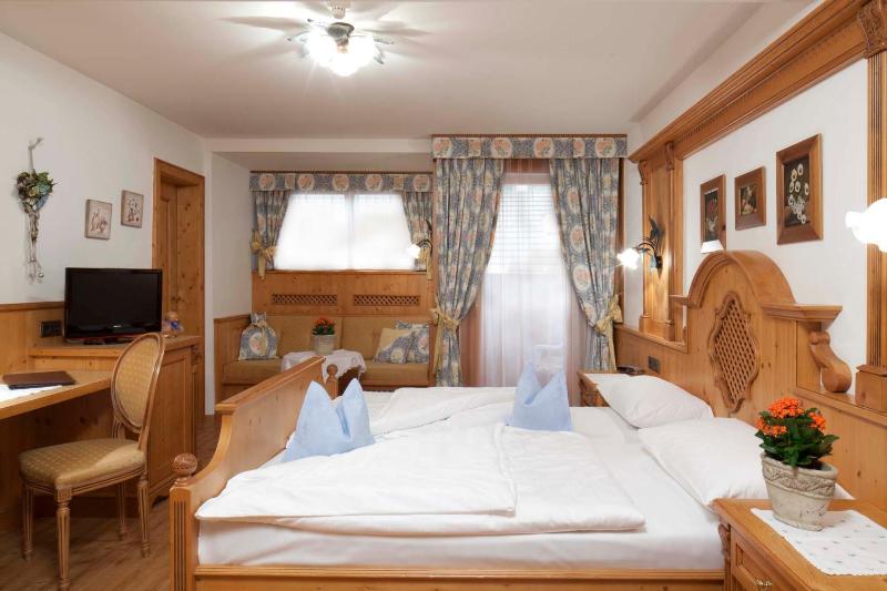 Standard Double Room image 3