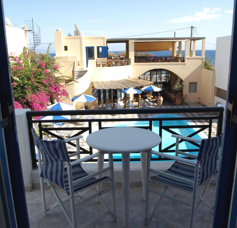 Double or Twin Room with Pool View image 3