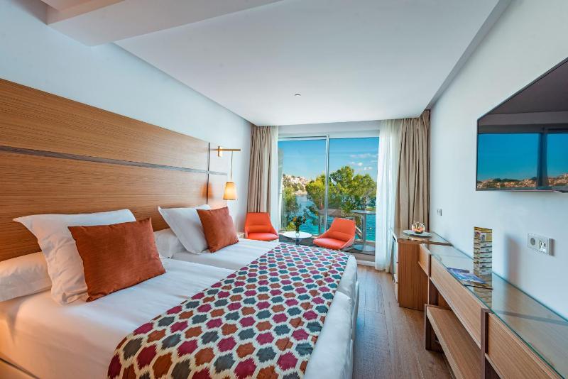 Double Room with Balcony and Sea View image 1