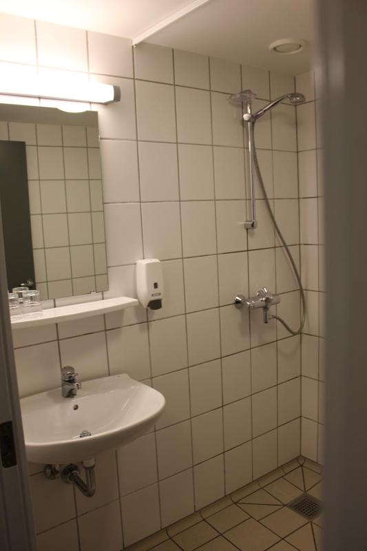Twin Room image 3