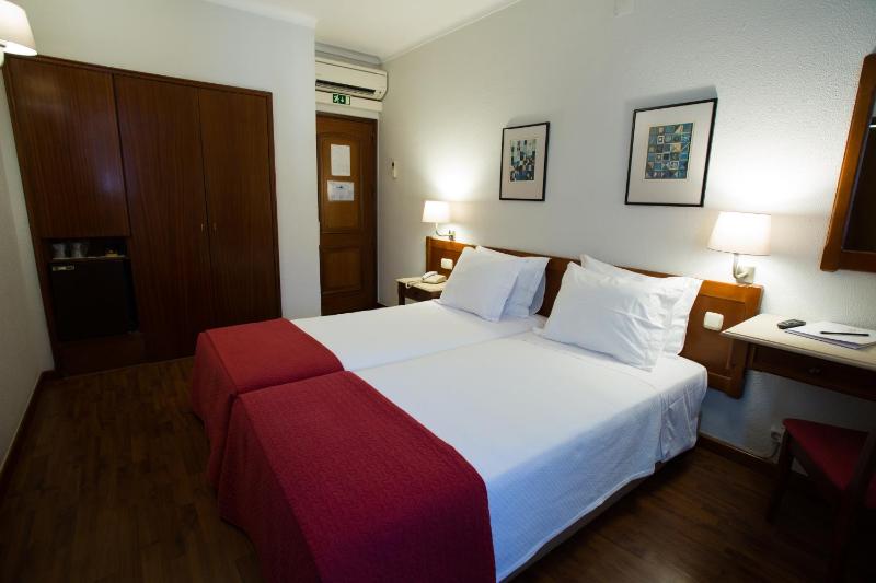 Standard Twin Room image 2