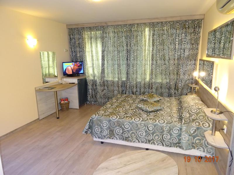Deluxe Double Room with Balcony image 2