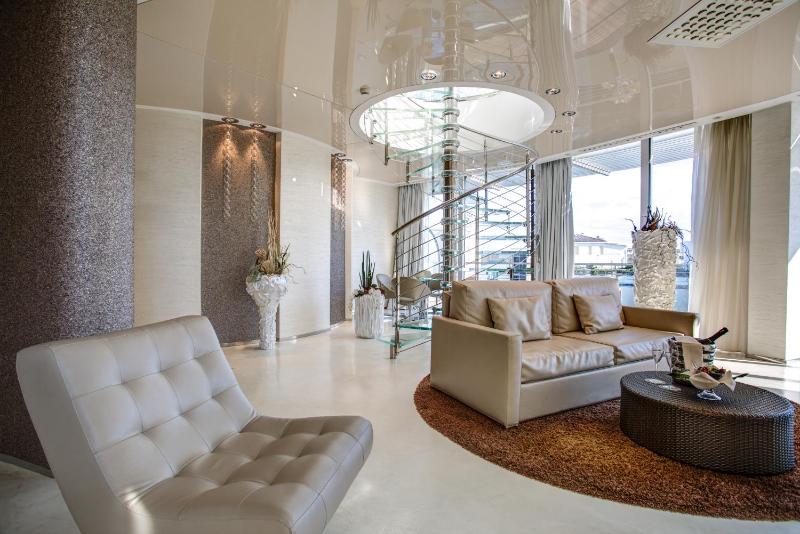 Luxury One-Bedroom Suite - Split Level with sea view image 2