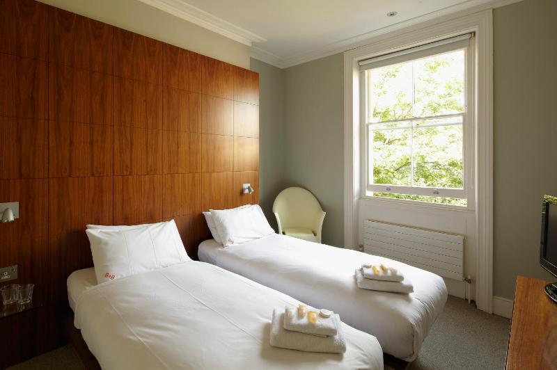 Twin Room image 3