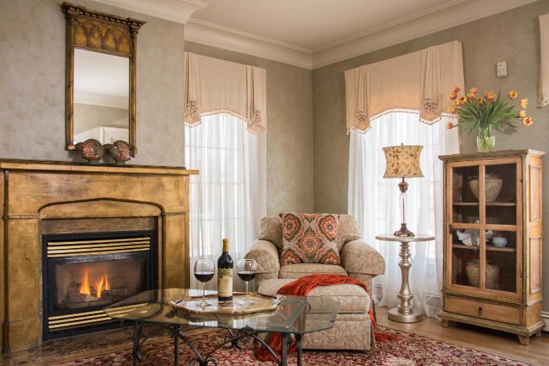 Queen Suite with Spa Bath and Fireplace - 6 image 2