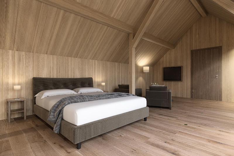 Suite with Balcony and Garden View image 1