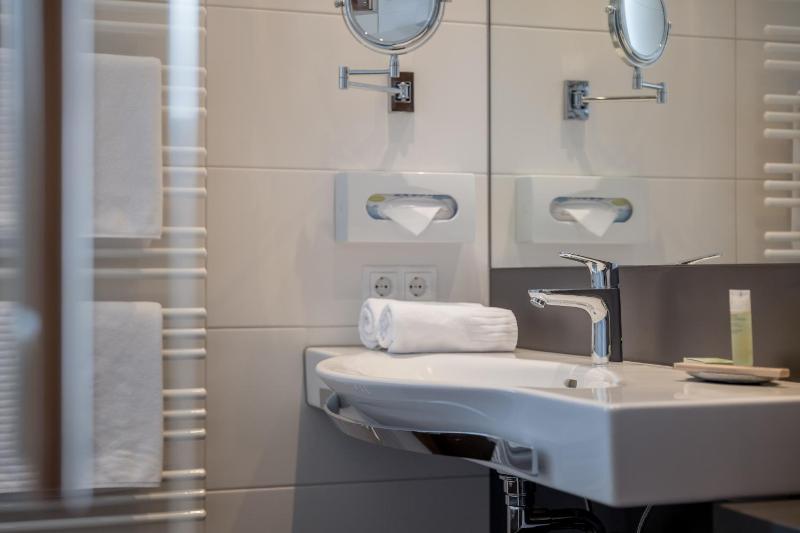 Deluxe Double Room (2 Adults + 1 Child) image 4