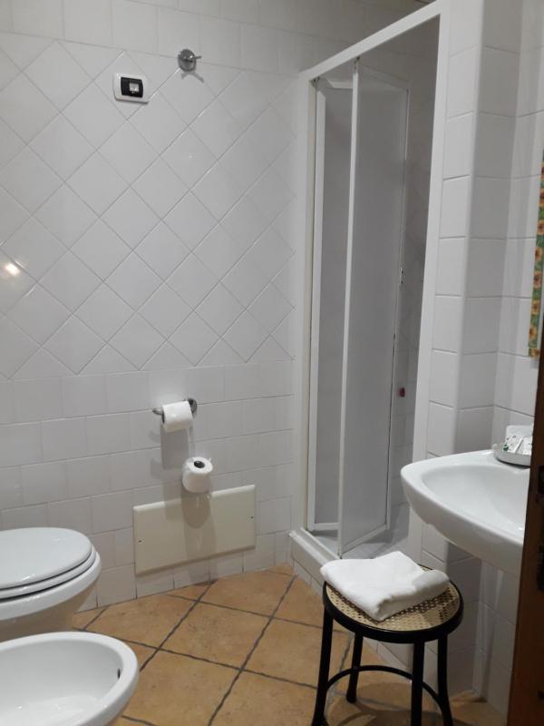 Twin Room image 4