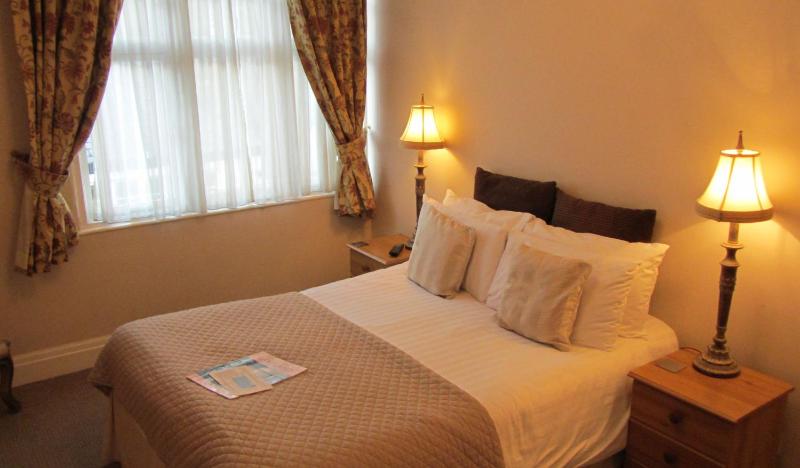 Double Room image 4