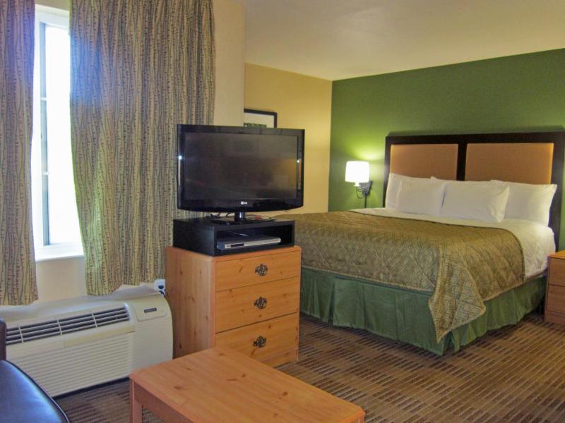 Deluxe Studio with 1 King Bed - Non-Smoking image 3