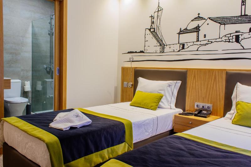 Twin Room with Extra Bed image 3