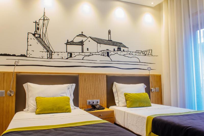 Twin Room with Extra Bed image 2