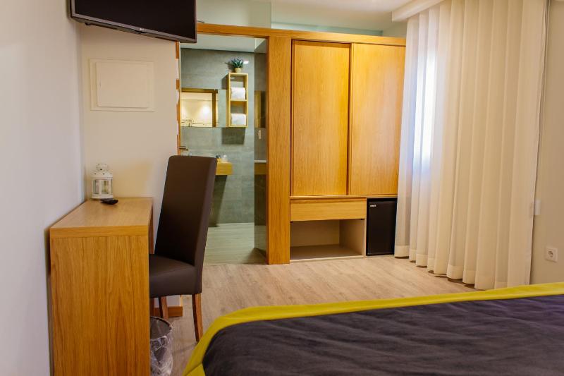 Deluxe Double Room with Shower image 3
