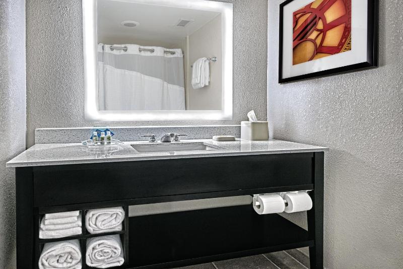 Standard King Room image 3