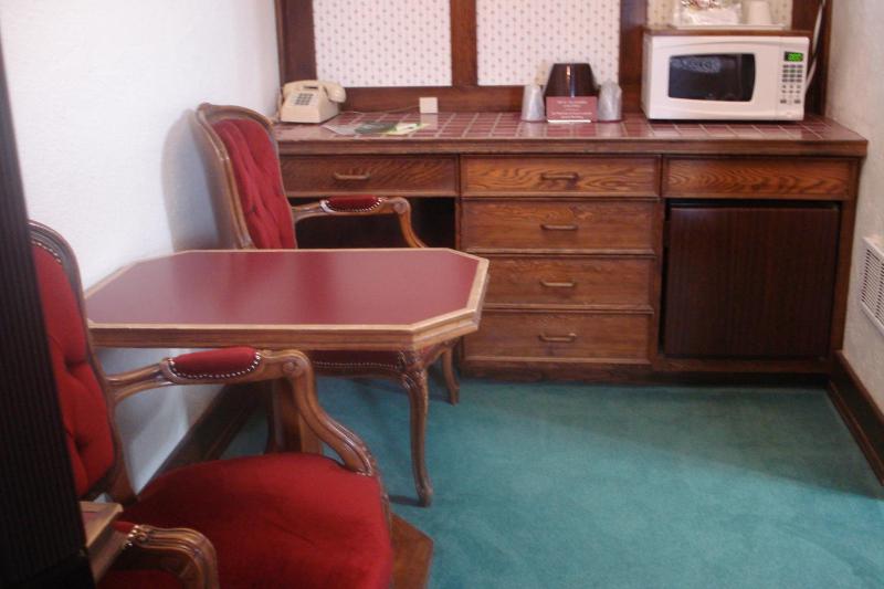 Queen Room image 4