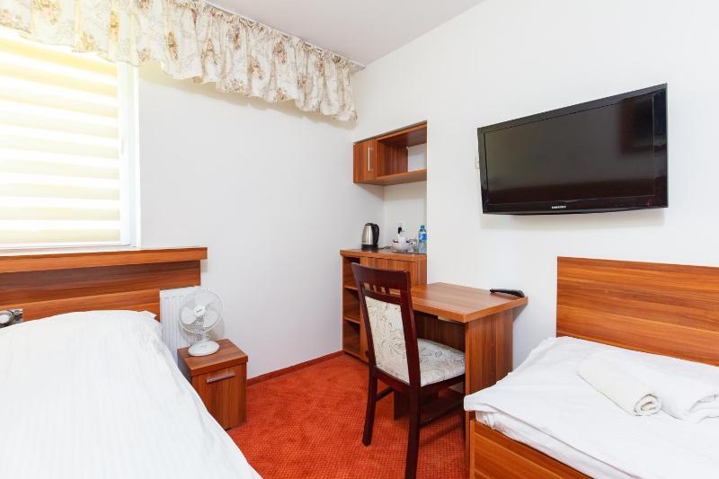 Twin Room image 3