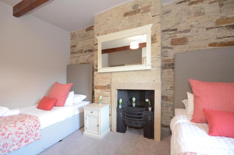 Twin Room image 4