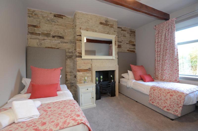 Twin Room image 3