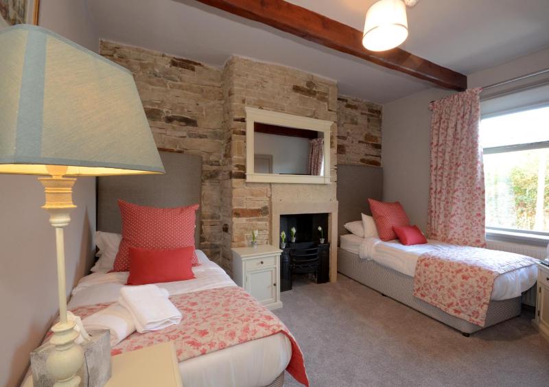 Twin Room image 2