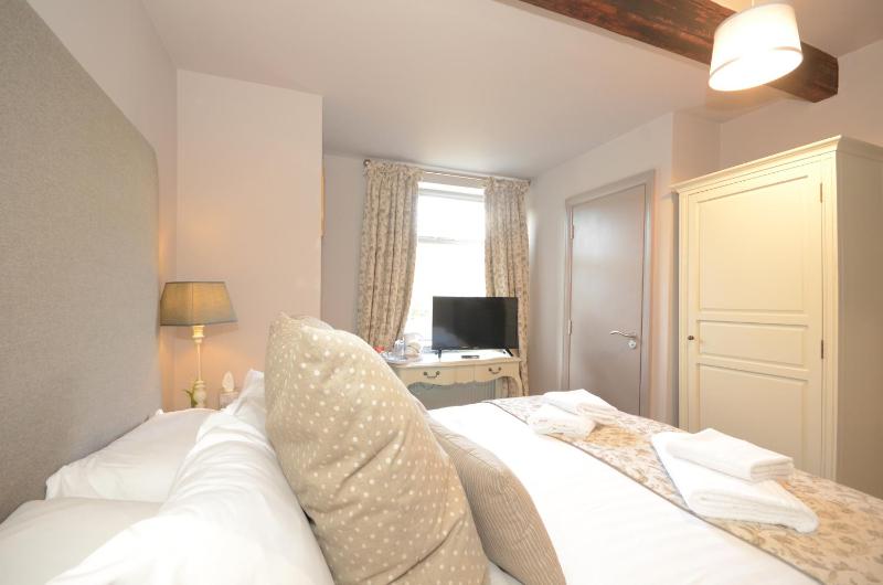 Double Room image 4