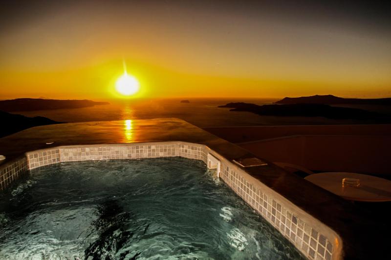 Junior Suite with Outdoor Hot Tub and Caldera View image 1