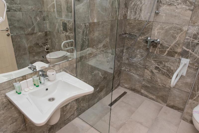 Deluxe Double or Twin Room image 3