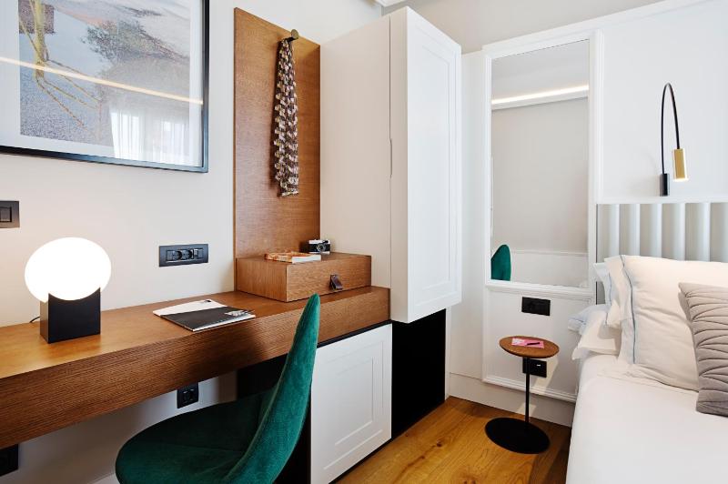 Double Room with Terrace image 3