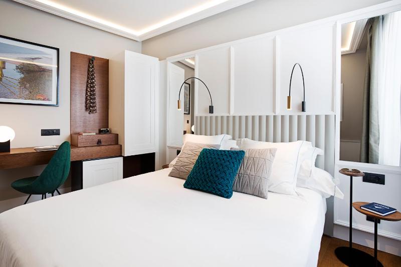 Double Room with Terrace image 4