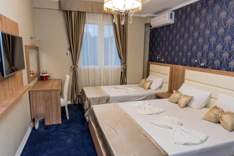 Deluxe Triple Room image 1