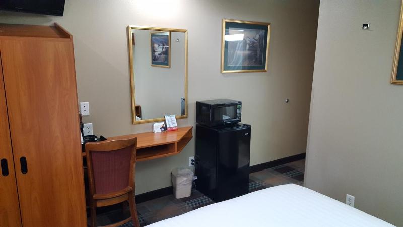 Queen Room - Non-Smoking image 2