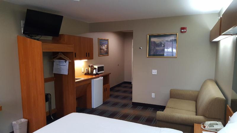 Queen Suite - Non-Smoking image 3