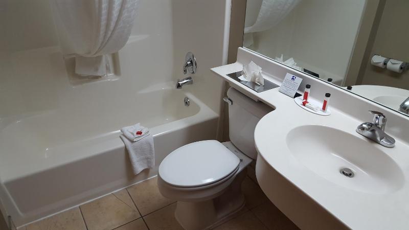 Superior Queen Suite with Spa Bath -Non-Smoking image 2