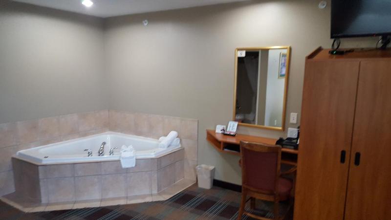 Superior Queen Suite with Spa Bath -Non-Smoking image 4