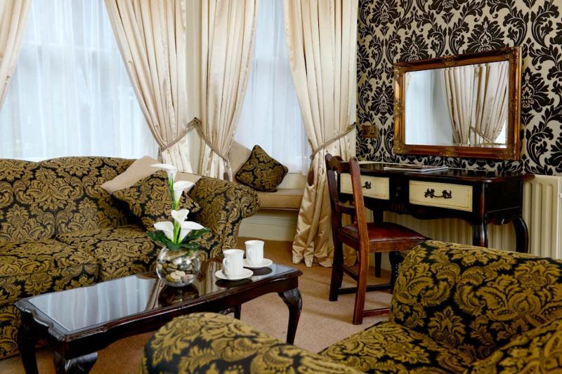 Suite With Four Poster Bed image 2