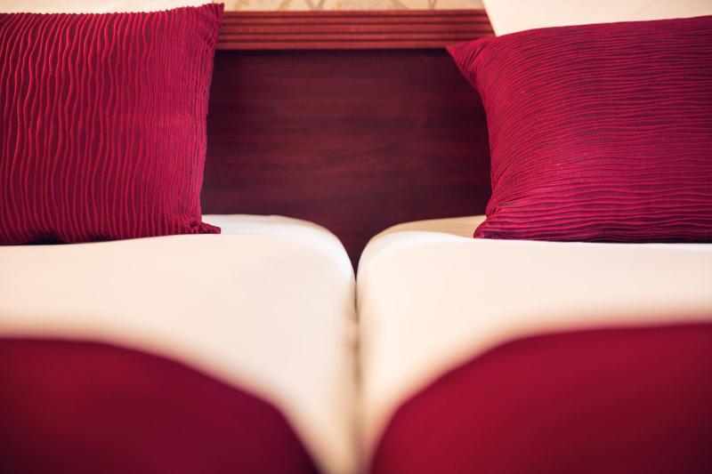 Twin Room image 4
