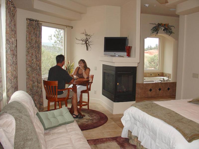 Deluxe Double Room with Bath image 2