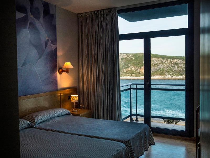 Double or Twin Room with River View image 2