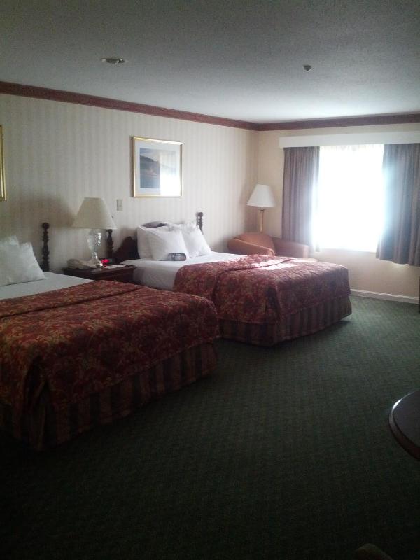 Efficiency Two Queen Beds image 4