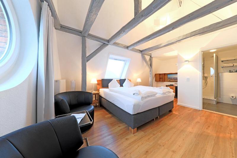 Deluxe Double Room with River View image 1