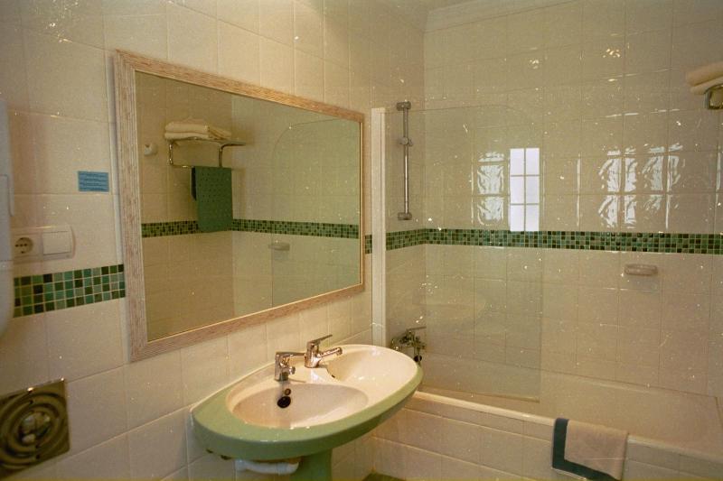 Quadruple Room with Balcony image 3