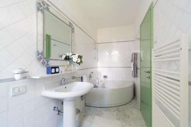 Deluxe Double Room with Jacuzzi  image 4