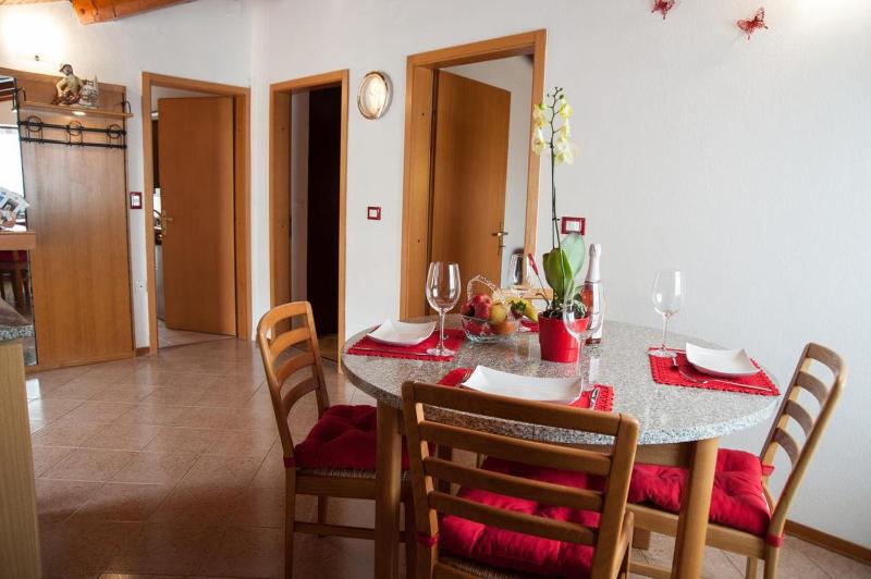 One-Bedroom Apartment with Terrace and Sea View image 3