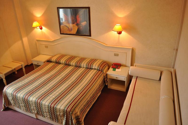 Classic Triple Room image 2