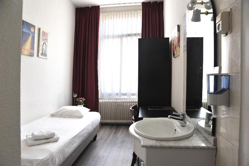 Single Room with Shared Toilet image 3