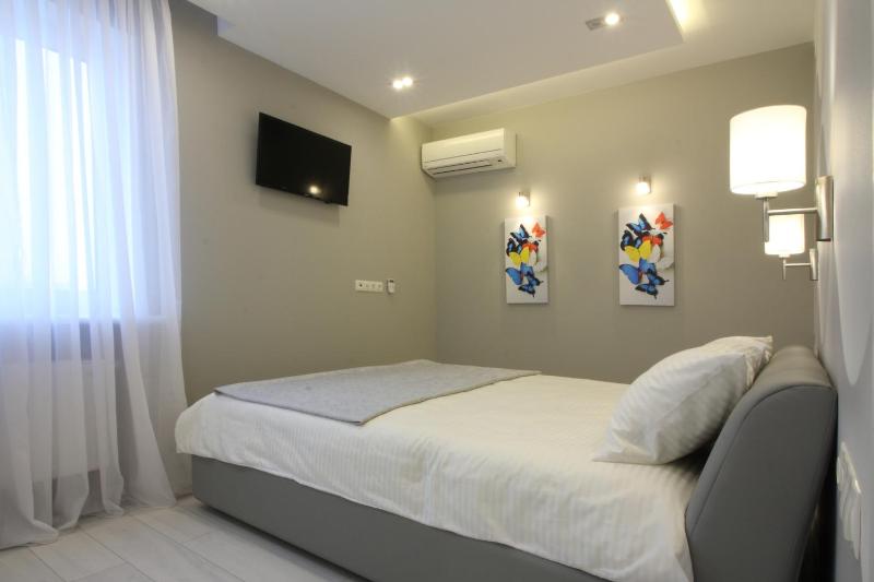 Alex Apartment near Palace Ukraine - image 2